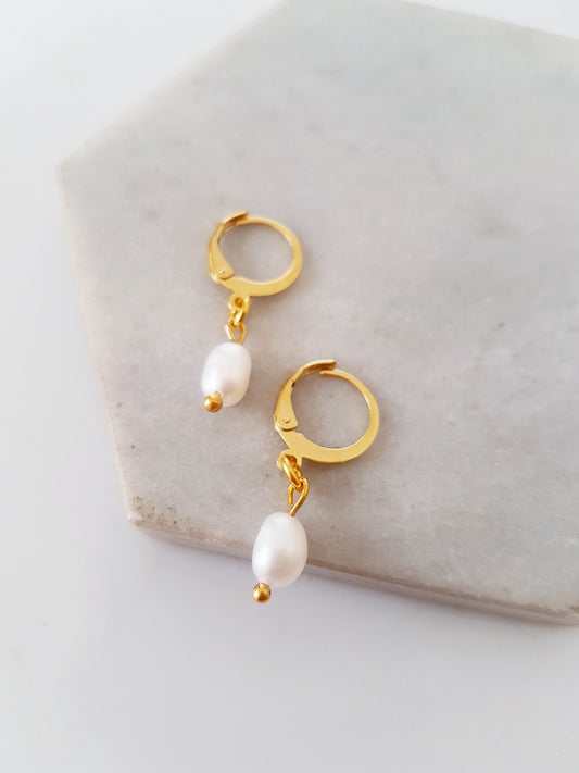 Mini steel hoops with natural pearl - SoCuteb2b
