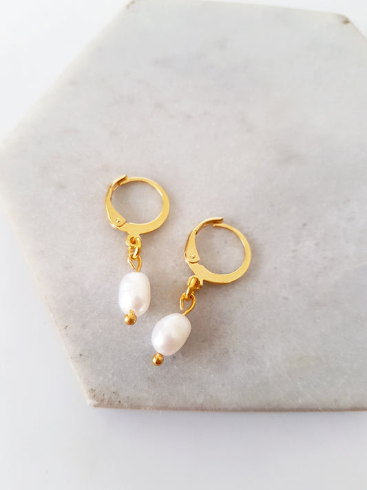 Mini steel hoops with natural pearl - SoCuteb2b