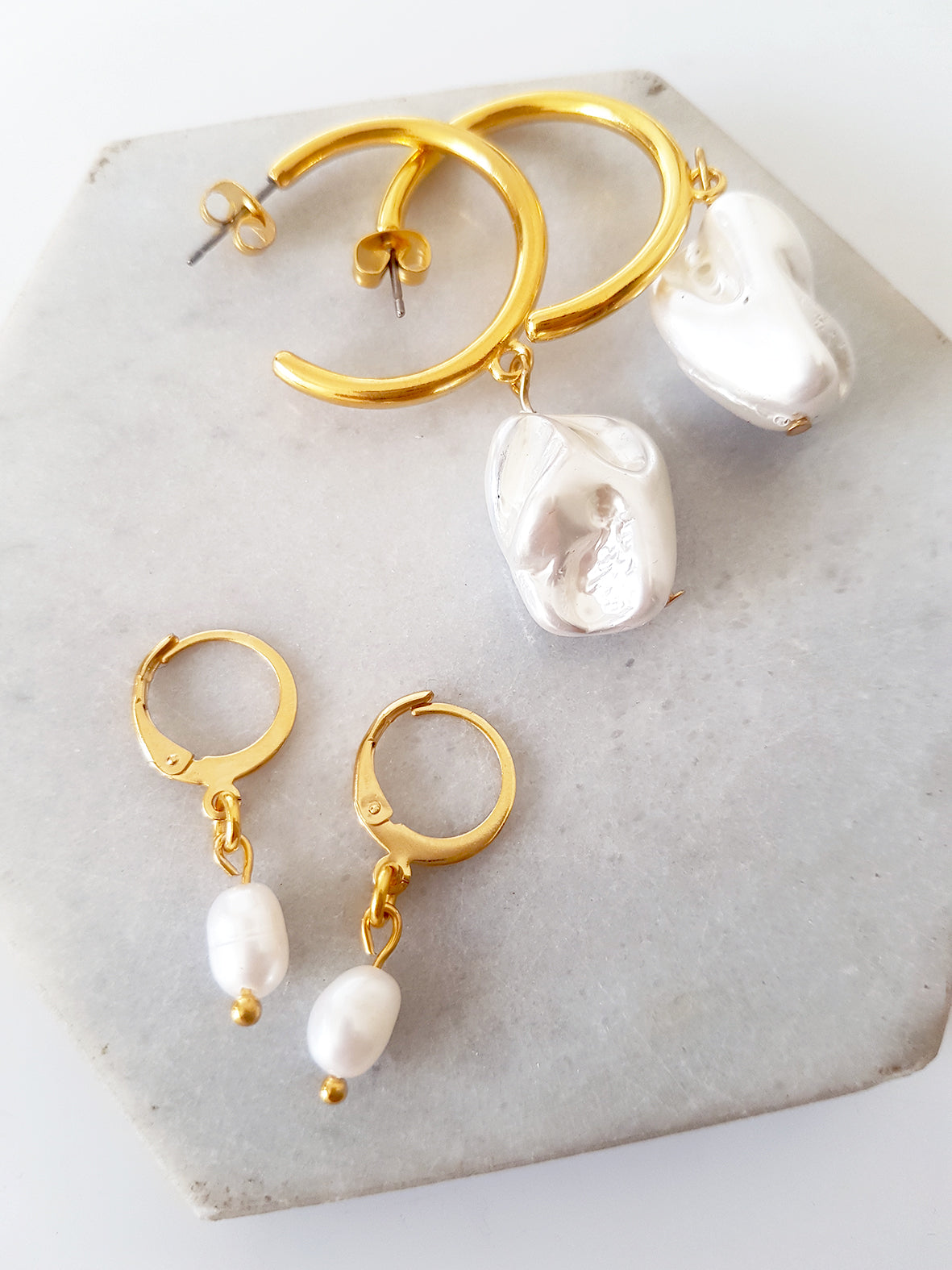 Pearl Mini Hoop Earrings – Ατσάλινα σκουλαρίκια με πέρλα – So Cute by Dimi