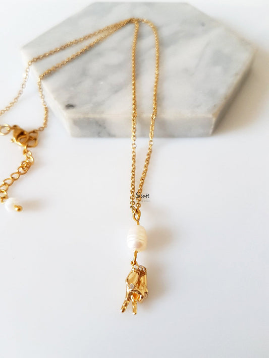 Ατσάλινο κολιέ με πέρλα και παλάμη ζιργκόν - So Cute by Dimi