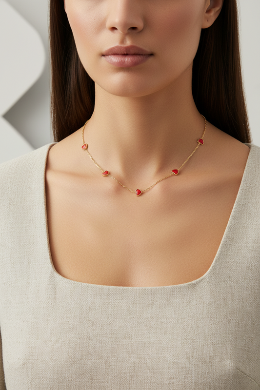 Ατσάλινο κολιέ με μίνι καρδιές και κόκκινο σμάλτο σε λευκό φόντο – So Cute by Dimi