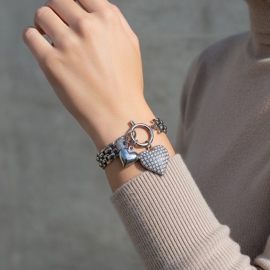 Βραχιόλι από ανοξείδωτο ατσάλι με charms καρδιές και ζιργκόν, φωτογραφημένο σε γυναικείο καρπό | So Cute by Dimi