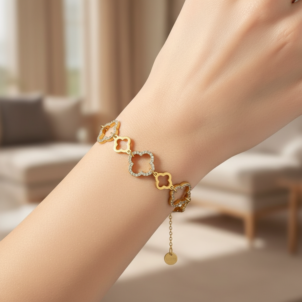 Ατσάλινο βραχιόλι με τετράφυλλα μοτίφ και στρας σε χρυσό, φορεμένο — So Cute by Dimi, κωδ. 1-501-3142