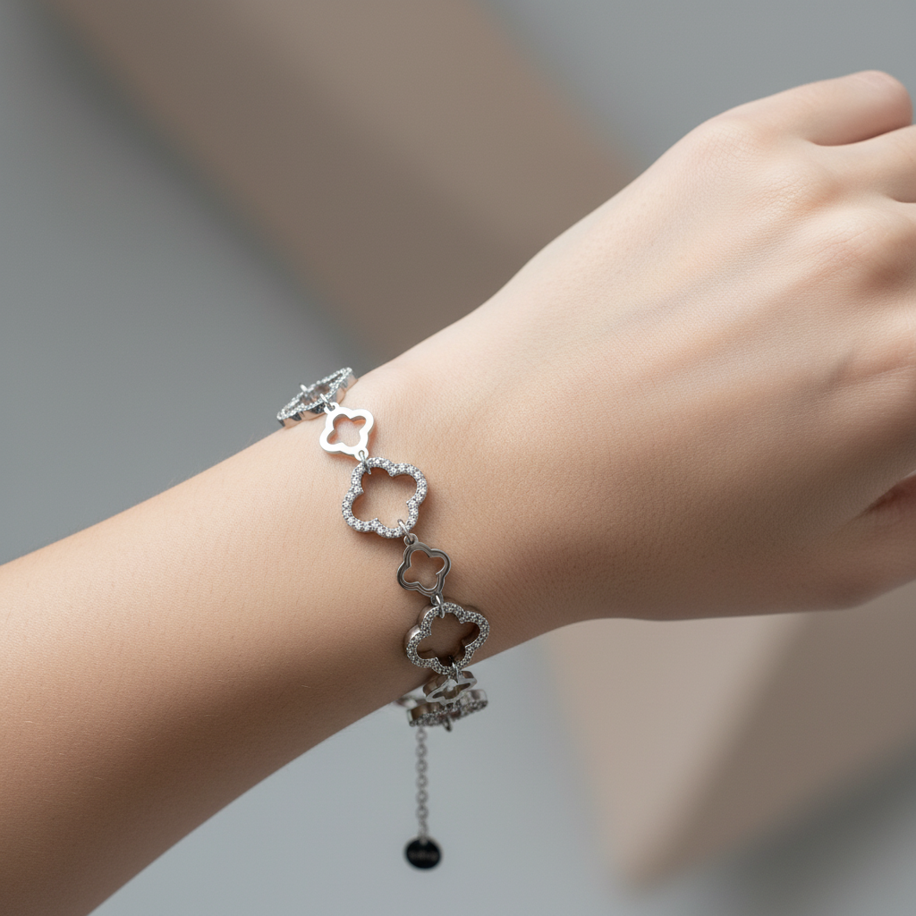 Ατσάλινο βραχιόλι με τετράφυλλα μοτίφ και στρας σε ασημί, φορεμένο — So Cute by Dimi, κωδ. 1-501-3142