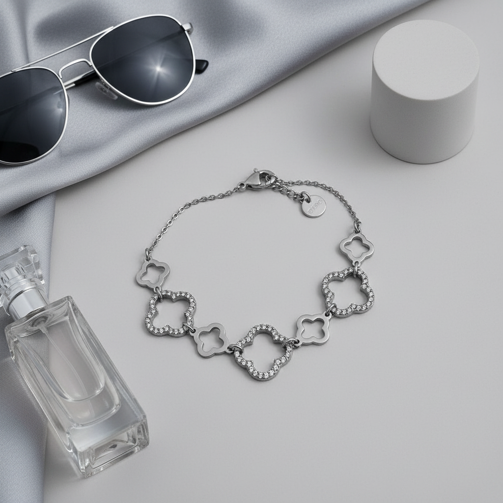 «Ασημί ατσάλινο βραχιόλι με τετράφυλλα μοτίφ και στρας σε luxury flatlay — So Cute by Dimi, 