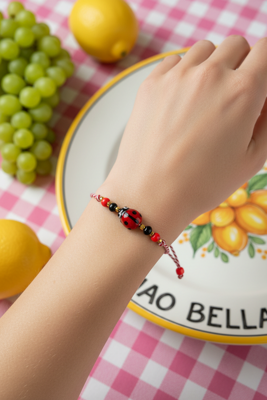 🤍✨ Lady Joy – Βραχιόλι Μάρτης με Γυάλινη Πασχαλίτσα