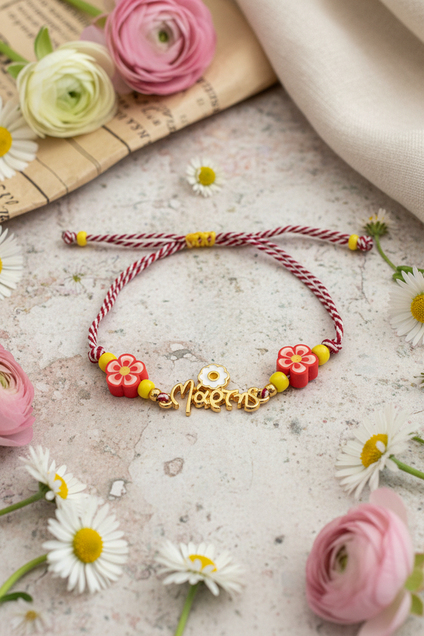 Χειροποίητο μαρτάκι March Bloom με κόκκινο-λευκό κορδόνι, λουλουδάκια φίμο και επίχρυσο στοιχείο Μάρτης με μαργαρίτα – So Cute by Dimi