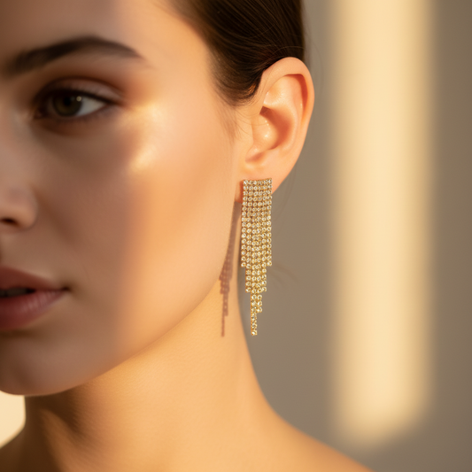 Χονδρική – Ατσάλινα glam σκουλαρίκια strass σε χρυσό φορεμένα σε μοντέλο – So Cute Wholesale