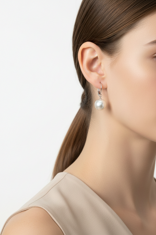 Lumi Pearl Drop Earrings από ανοξείδωτο ατσάλι σε ασημί τόνο με λευκή πέρλα | So Cute by Dimi