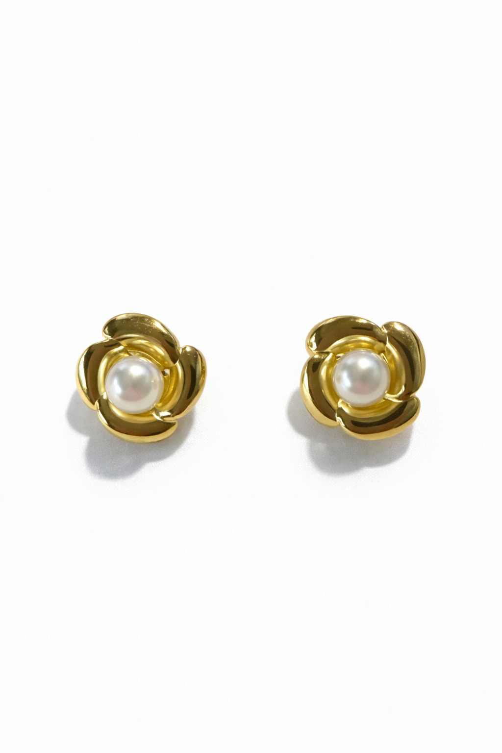 Aria Mini Bloom Pearl Stud Earrings mini ατσάλινα καρφωτά σκουλαρίκια με πέρλα 1,2 εκ – So Cute by Dimi