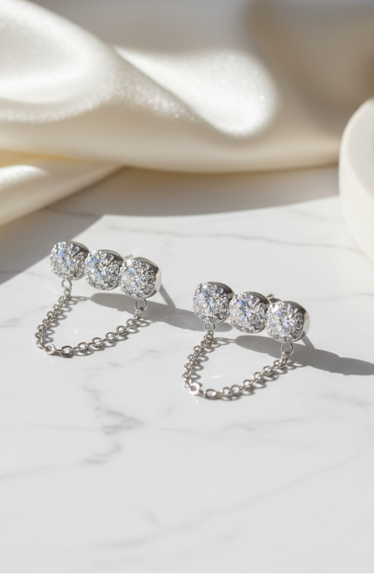 Trinity Chain Earrings ατσάλινα σκουλαρίκια με ζιργκόν και αλυσίδα σε ασημί – So Cute by Dimi