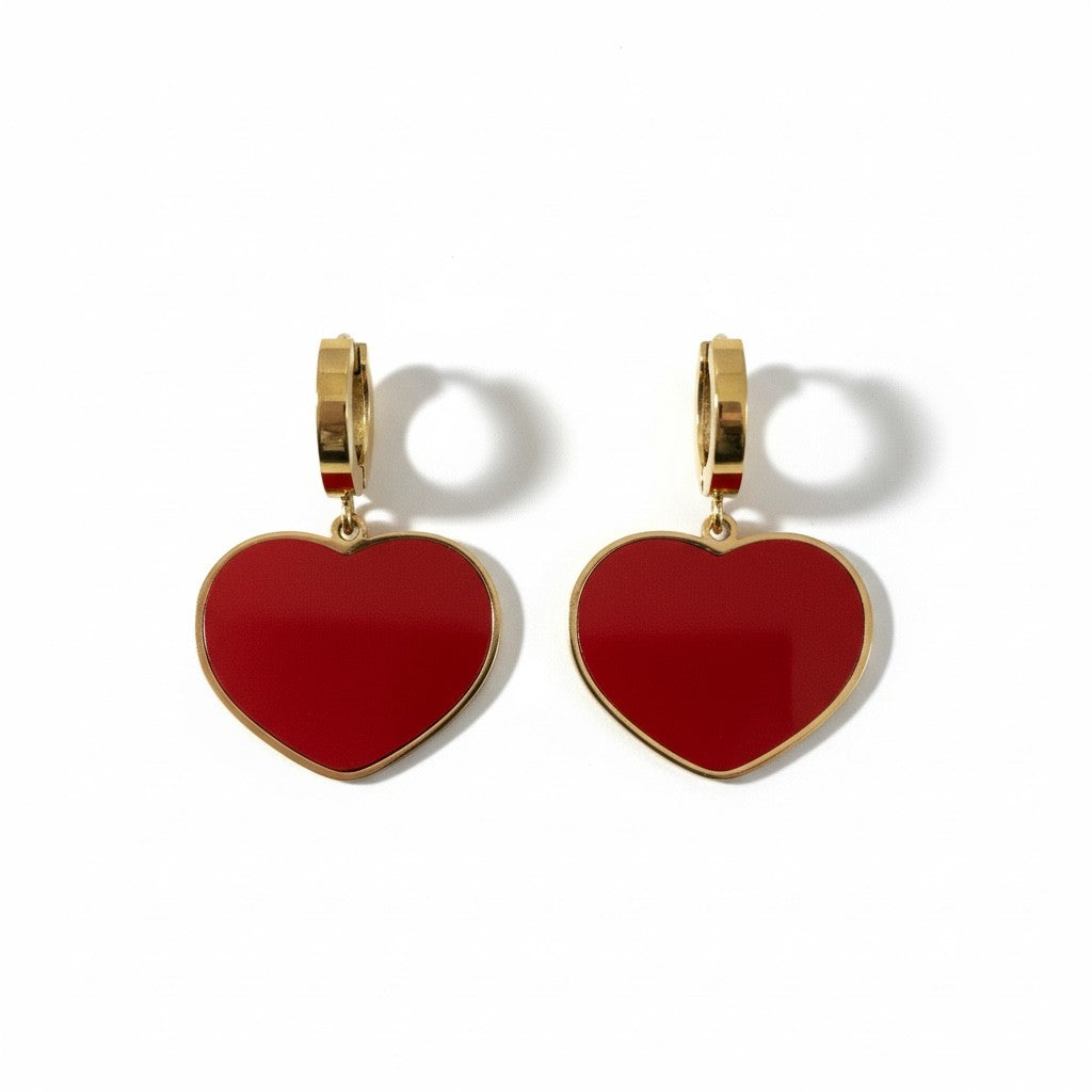 Ατσάλινα σκουλαρίκια με κρίκο και κρεμαστή κόκκινη καρδιά σε λευκό φόντο – So Cute by Dimi