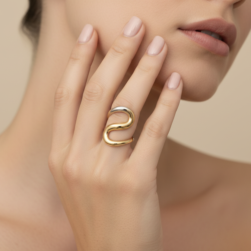 Δίχρωμο ατσάλινο δαχτυλίδι σε χρυσό και ασημί με οργανικό ρευστό σχέδιο – So Cute by Dimi
