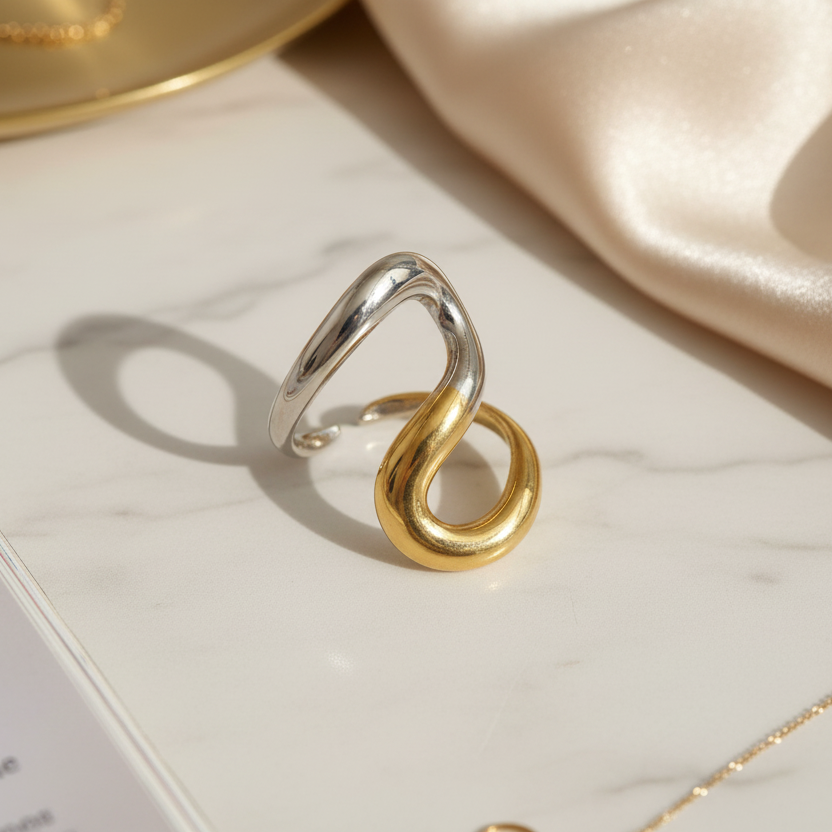Δίχρωμο ατσάλινο δαχτυλίδι σε χρυσό και ασημί με οργανικό ρευστό σχέδιο – So Cute by Dimi