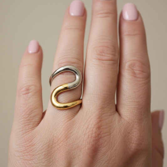 Δίχρωμο ατσάλινο δαχτυλίδι σε χρυσό και ασημί με οργανικό ρευστό σχέδιο – So Cute by Dimi