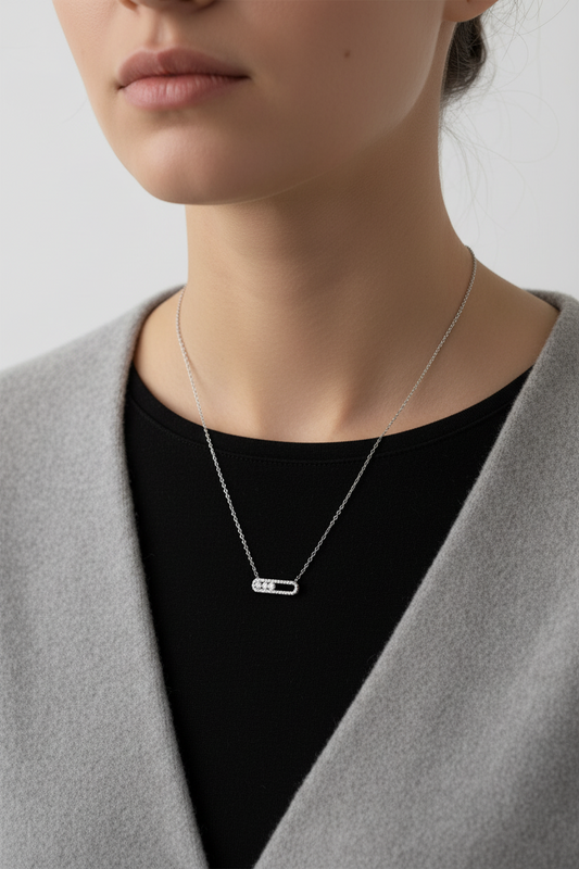 ⚡🚚 Trinity Spark – Κολιέ με τρεις πέτρες & ορθογώνιο charm