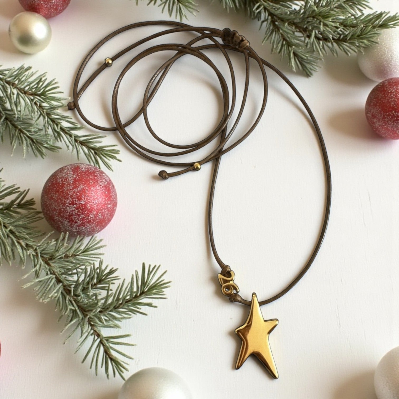 Κολιέ γούρι 2026 με αστέρι από ζαμάκ – So Cute by Dimi Wholesale