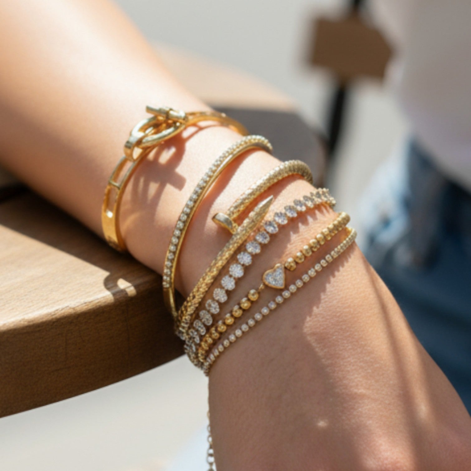 Χρυσά ατσάλινα βραχιόλια με ζιργκόν, καρδιά και γεωμετρικά στοιχεία σε layered συνδυασμό – So Cute by Dimi χονδρική