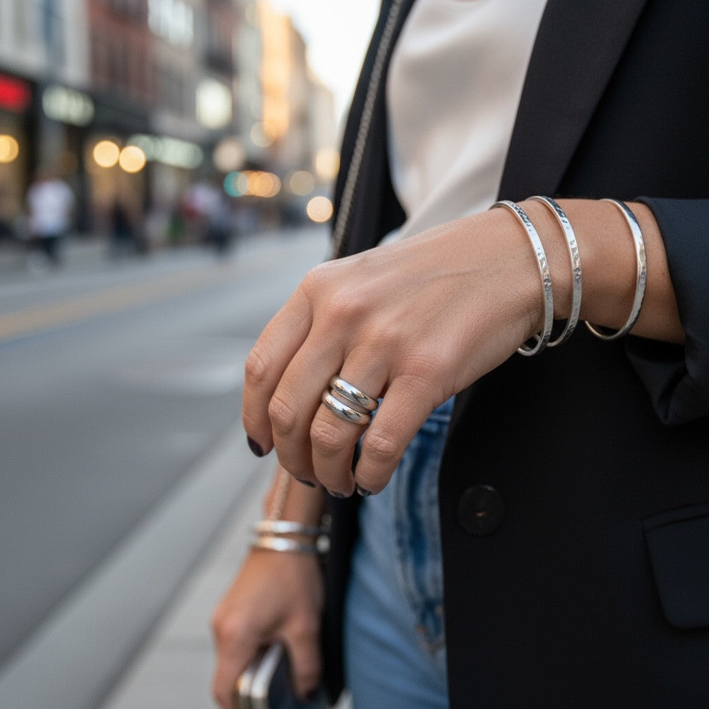 Ατσάλινο δαχτυλίδι χονδρικής με διπλή μπάρα σε ασημί – So Cute by Dimi Wholesale