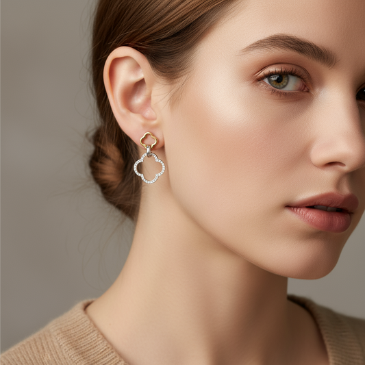 Ατσάλινα σκουλαρίκια Clover Glow με outline τετράφυλλο και pavé περίγραμμα, μήκος 2,5 εκ. – So Cute by Dimi