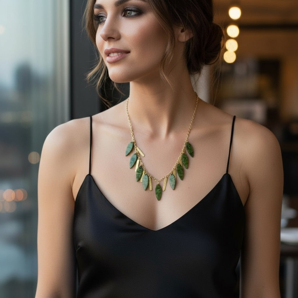 Ατσάλινο κολιέ με χρυσή αλυσίδα και πράσινα & χρυσά κρεμαστά φύλλα – So Cute by Dimi