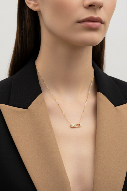 ⚡🚚 Trinity Spark – Κολιέ με τρεις πέτρες & ορθογώνιο charm