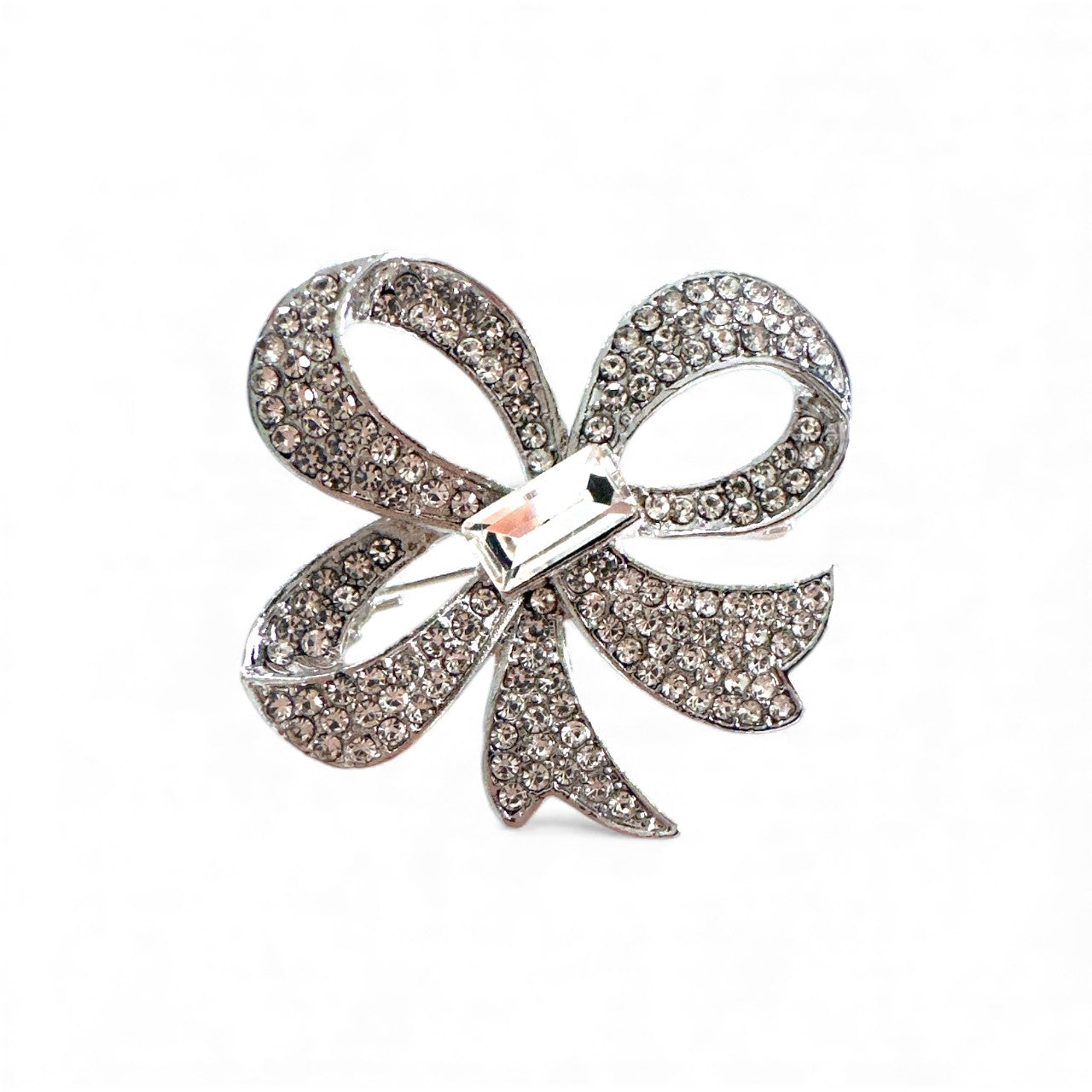 Μεταλλική καρφίτσα φιόγκος με strass σε ασημί χρώμα – So Cute by Dimi