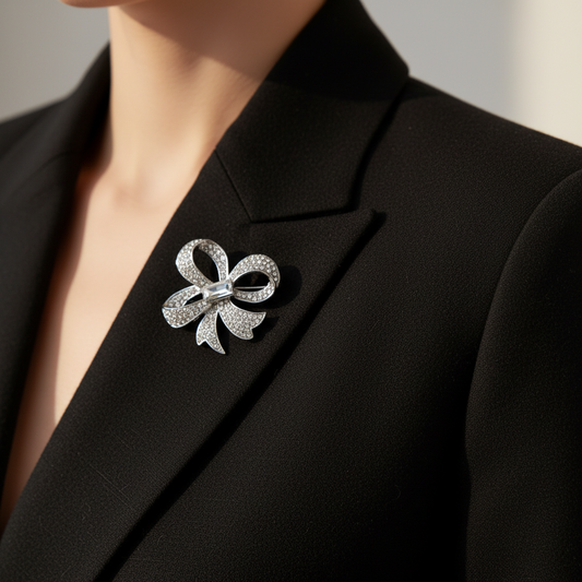 Μεταλλική καρφίτσα φιόγκος με strass σε ασημί χρώμα – So Cute by Dimi