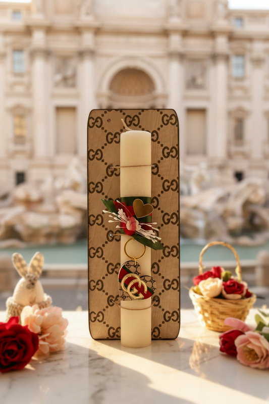 Χειροποίητη πασχαλινή λαμπάδα με ξύλινη πλάτη και μπρελόκ, στηριγμένη δίπλα σε παράθυρο με θέα τη Φοντάνα ντι Τρέβι So Cute by Dimi