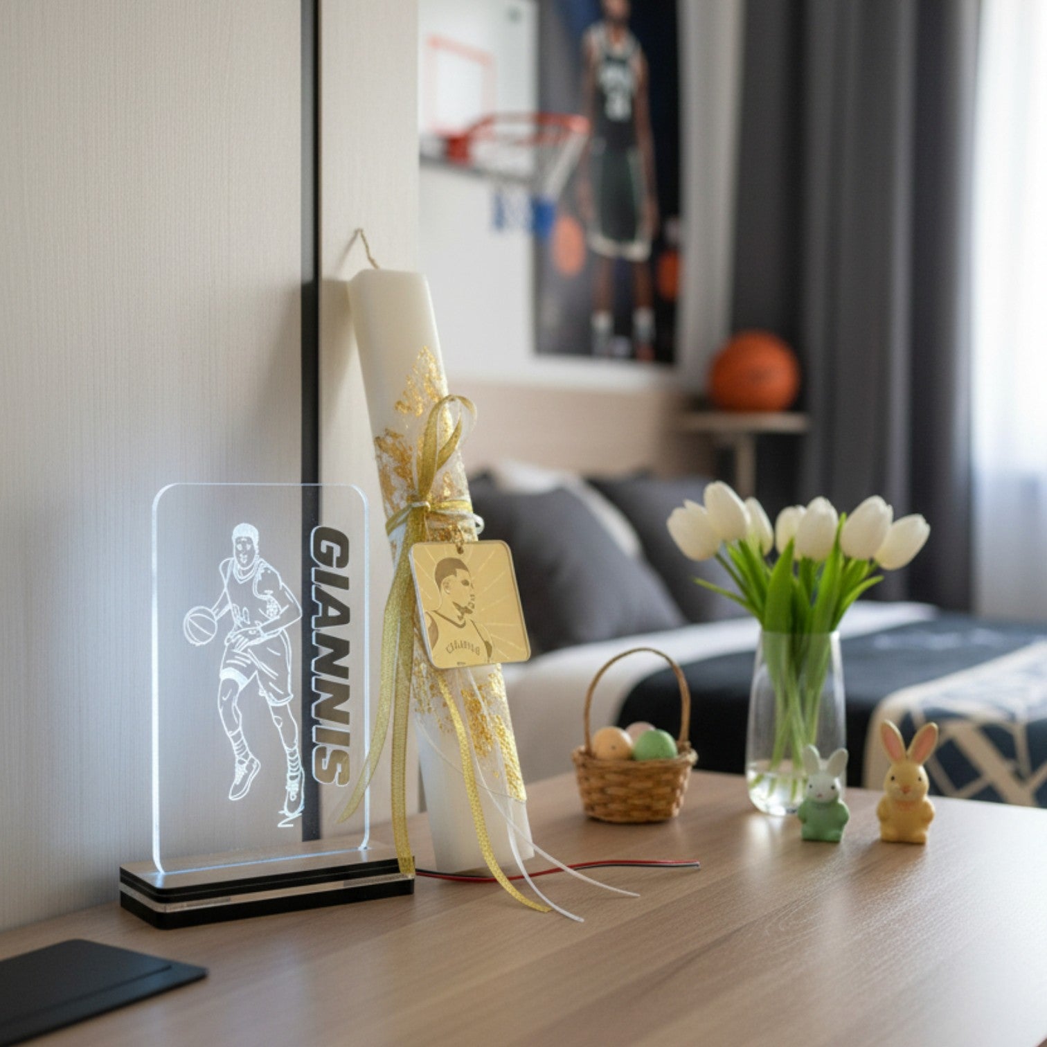 Χειροποίητο σετ με πασχαλινή λαμπάδα Giannis  με μπρελόκ και led επιτραπέζιο φωτιστικό, So Cute by Dimi