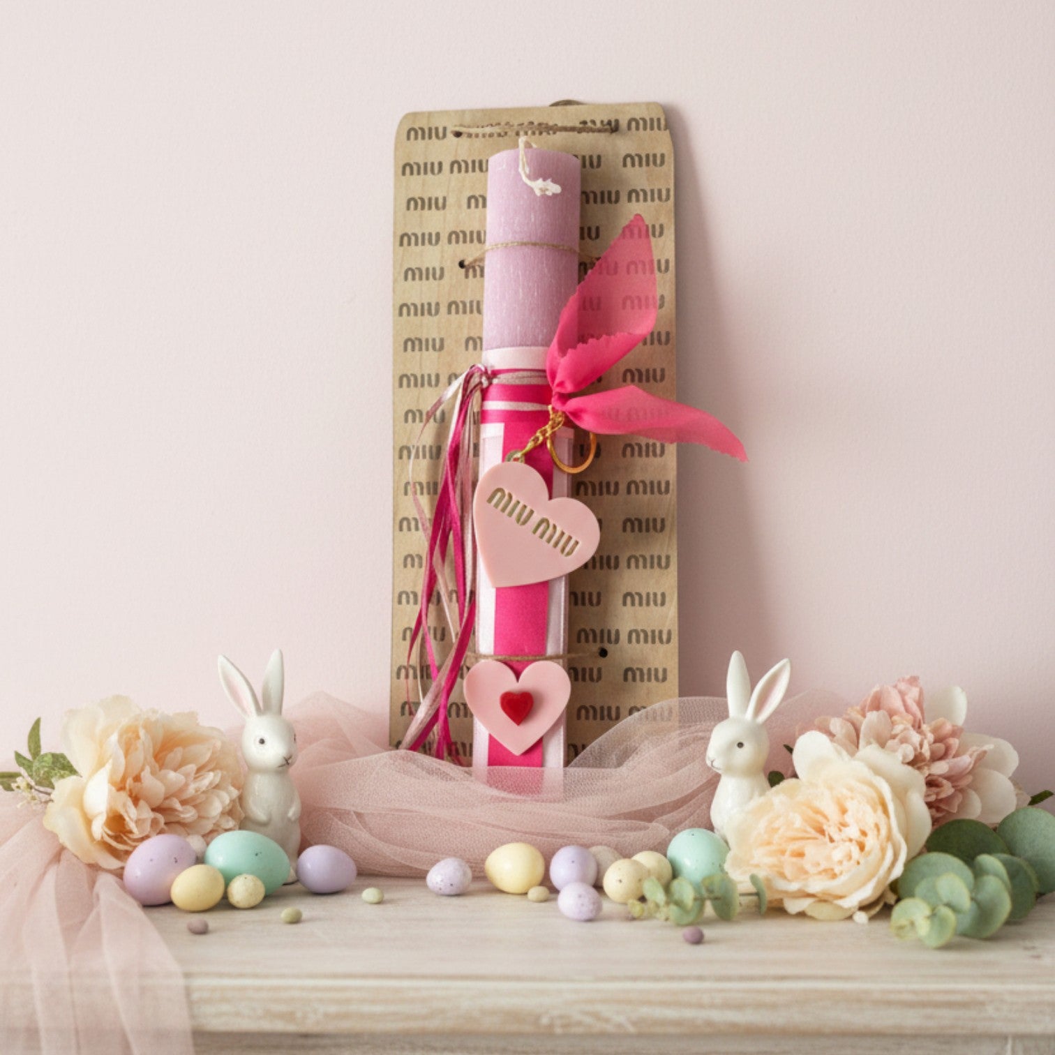 Χονδρική πασχαλινή λαμπάδα 30 εκ. με καρδιές και μπρελόκ καθρέφτη – So Cute by Dimi