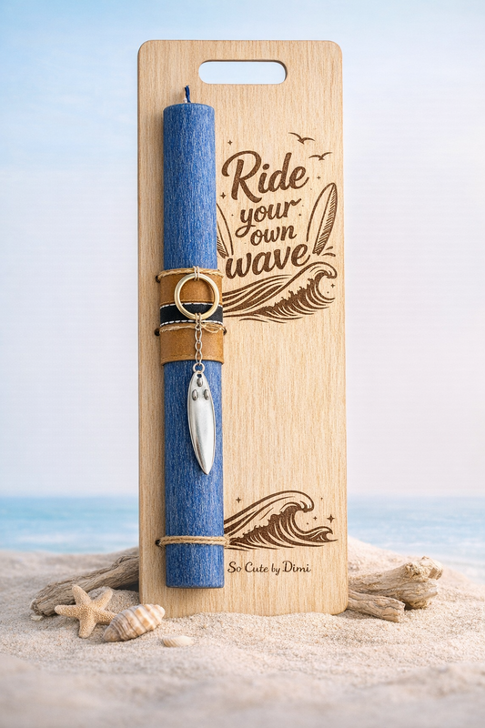 Χειροποίητη μπλε λαμπάδα με μεταλλικό μπρελόκ σανίδα σερφ και ξύλινη πλάτη με χάραξη σε μοντέρνο surf στυλ