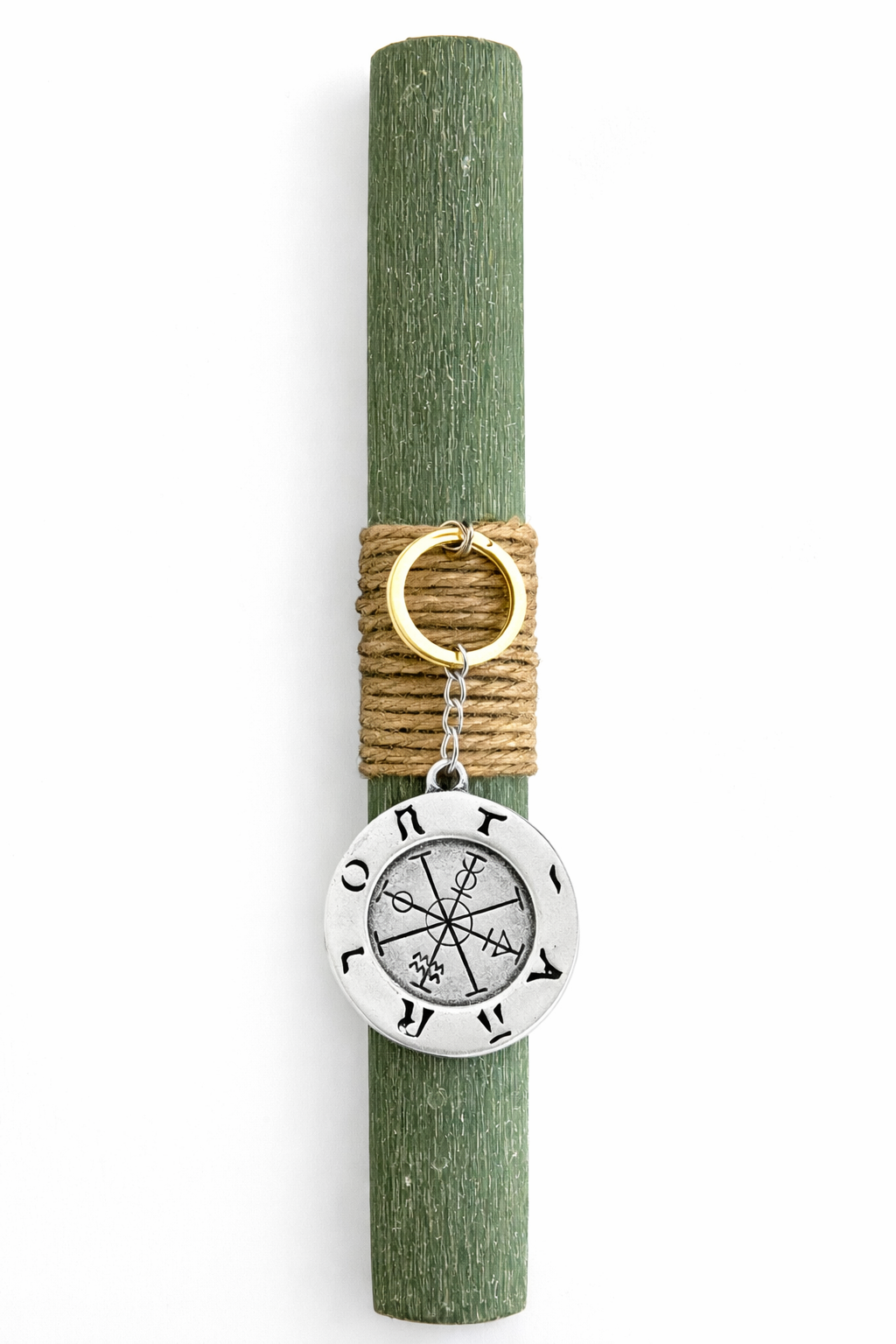 Χειροποίητη πράσινη λαμπάδα με μεταλλικό μπρελόκ πυξίδα, σε travel στυλ So Cute by Dimi