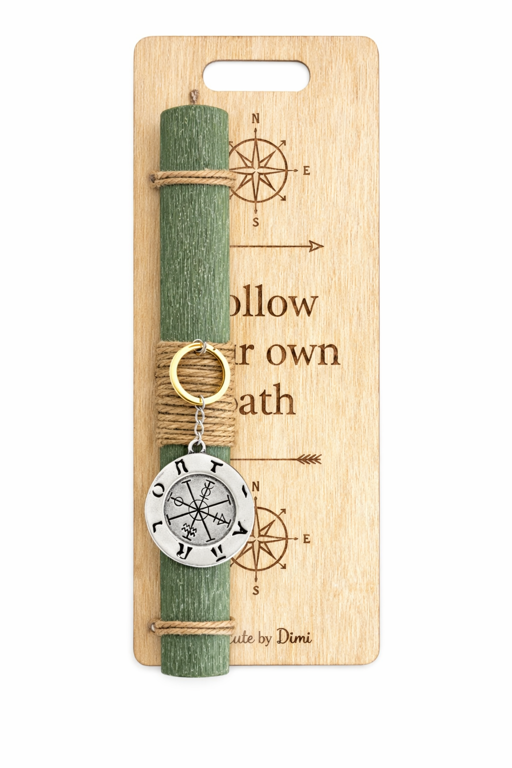 Χειροποίητη πράσινη λαμπάδα με μεταλλικό μπρελόκ πυξίδα σε ξύλινη πλάτη με χάραξη, σε travel στυλ So Cute by Dimi
