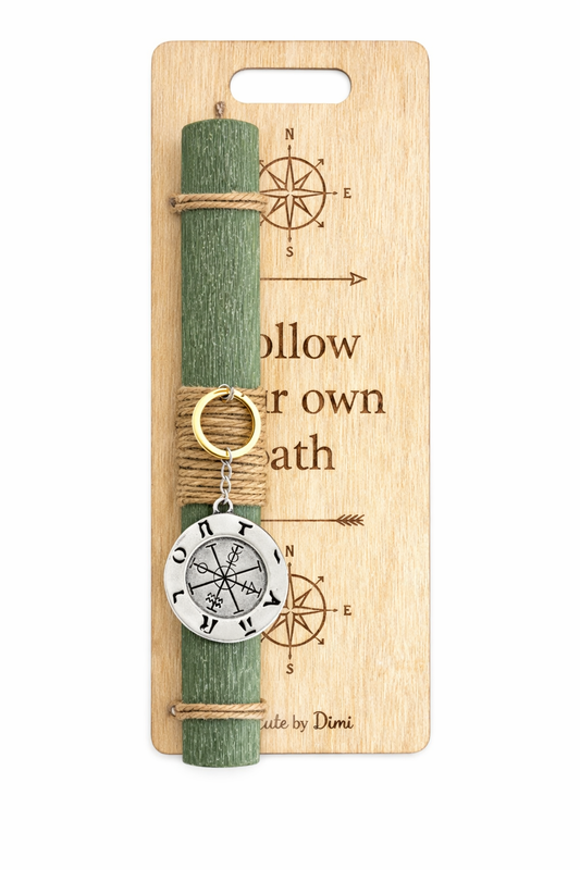 Χειροποίητη πράσινη λαμπάδα με μεταλλικό μπρελόκ πυξίδα σε ξύλινη πλάτη με χάραξη, σε travel στυλ So Cute by Dimi