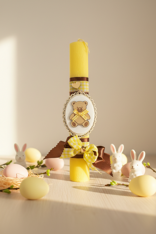 Χειροποίητη πασχαλινή λαμπάδα με αρκουδάκι από ξύλο και πλεξιγκλάς, κίτρινο κερί και χρυσή καρδιά – So Cute by Dimi