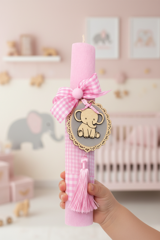 Χειροποίητη πασχαλινή λαμπάδα Pink Safari με ελεφαντάκι από ξύλο και πλεξιγκλάς, καρώ ύφασμα, φιόγκο και πον πον, ύψους 30 εκ – So Cute by Dimi