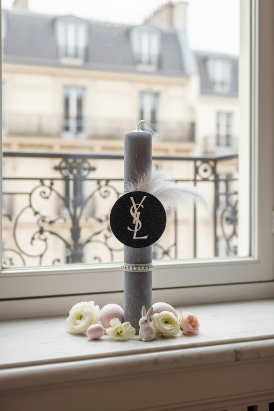 Χειροποίητη πασχαλινή λαμπάδα σε γκρι χρώμα με στρας, γκλίτερ στοιχείο, φυσικό φτερό και λογότυπο. So Cute by DImi