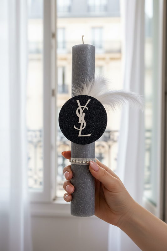 Χειροποίητη πασχαλινή λαμπάδα σε γκρι χρώμα με στρας, γκλίτερ στοιχείο, φυσικό φτερό και λογότυπο. So Cute by DImi