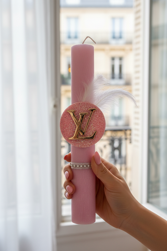 Ροζ χειροποίητη πασχαλινή λαμπάδα με γκλίτερ στοιχείο,plexiglass λογότυπο, στρας και φυσικό φτερό. So Cute by DImi