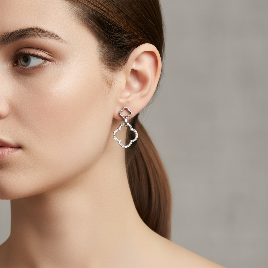 Ατσάλινα σκουλαρίκια Clover Glow με outline τετράφυλλο και pavé περίγραμμα, μήκος 2,5 εκ. – So Cute by Dimi