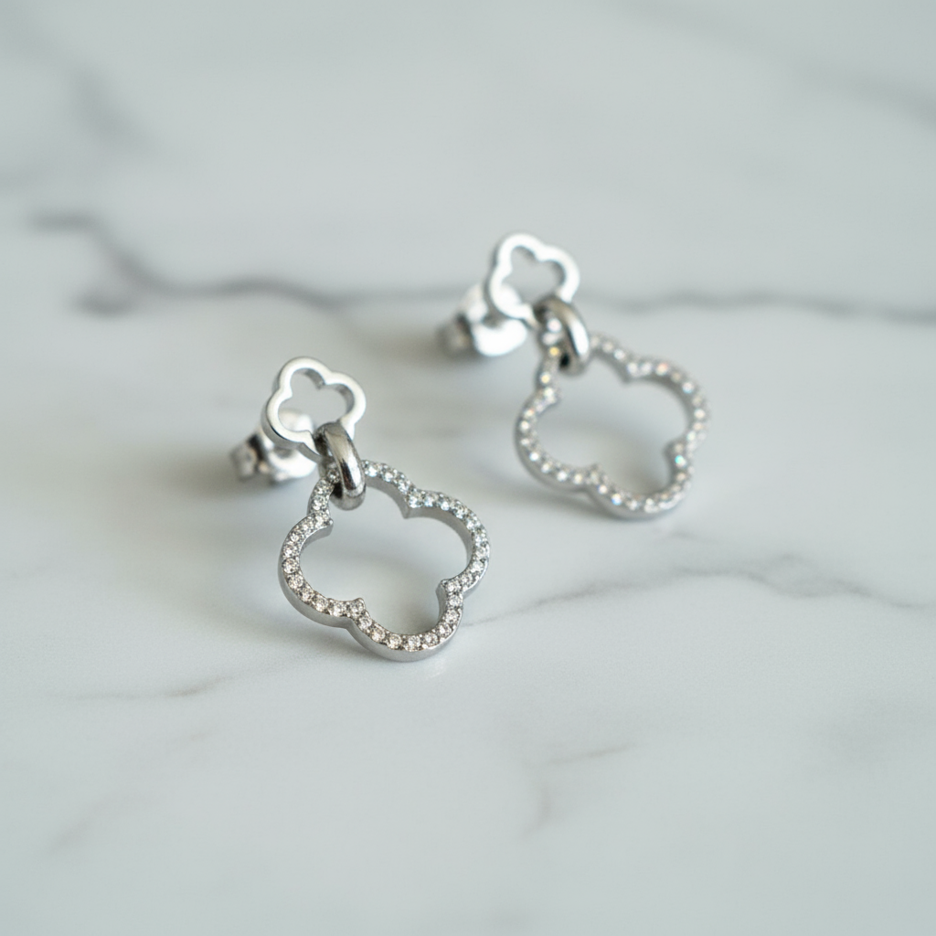 Ατσάλινα σκουλαρίκια Clover Glow με outline τετράφυλλο και pavé περίγραμμα, μήκος 2,5 εκ. – So Cute by Dimi