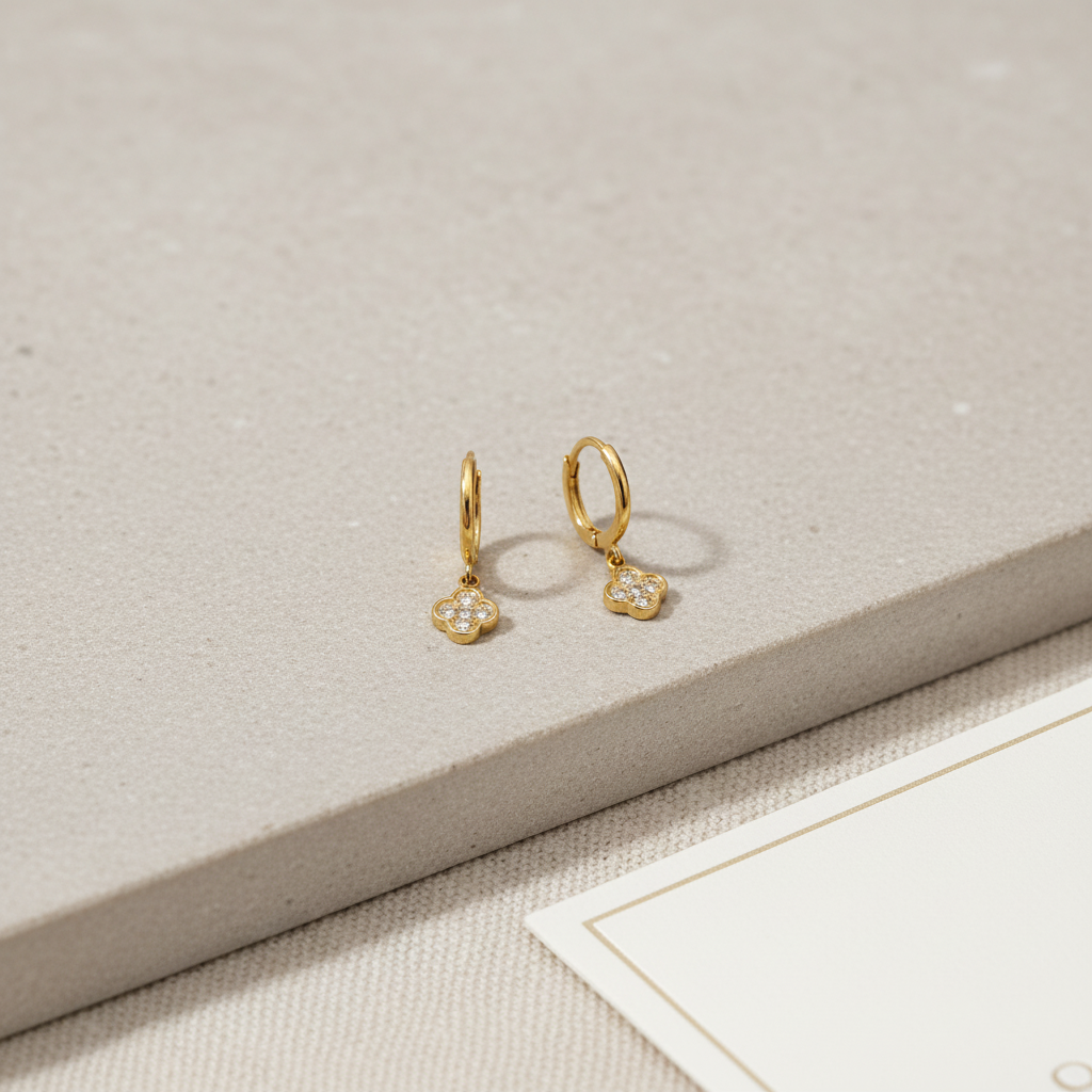 Clover Mini Hoop Earrings ατσάλινα σκουλαρίκια κρίκοι 2 εκ με τετράφυλλο ζιργκόν – So Cute by Dimi χονδρική