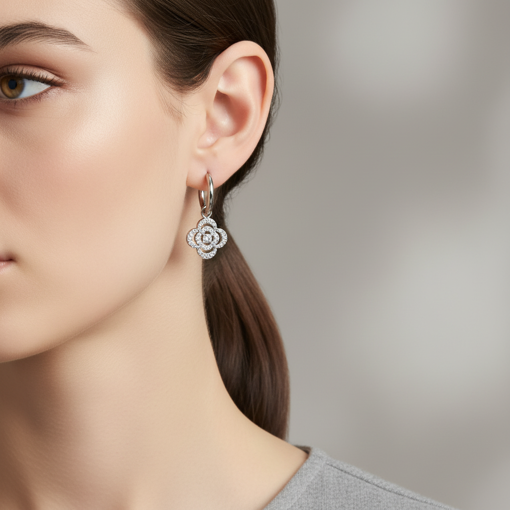 Ατσάλινα σκουλαρίκια με κρίκο 1.2 εκ. και κρεμαστό τετράφυλλο με ζιργκόν, σε  ασημί χρώμα