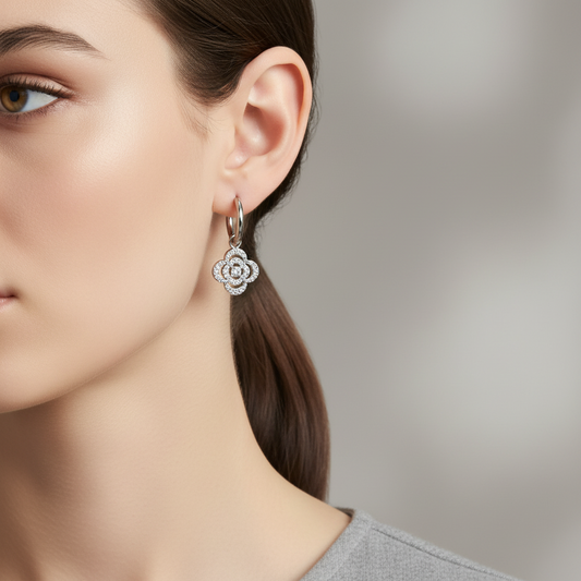 Ατσάλινα σκουλαρίκια με κρίκο 1.2 εκ. και κρεμαστό τετράφυλλο με ζιργκόν, σε  ασημί χρώμα