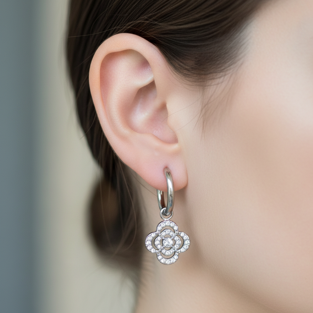 Ατσάλινα σκουλαρίκια με κρίκο 1.2 εκ. και κρεμαστό τετράφυλλο με ζιργκόν, σε ασημί χρώμα