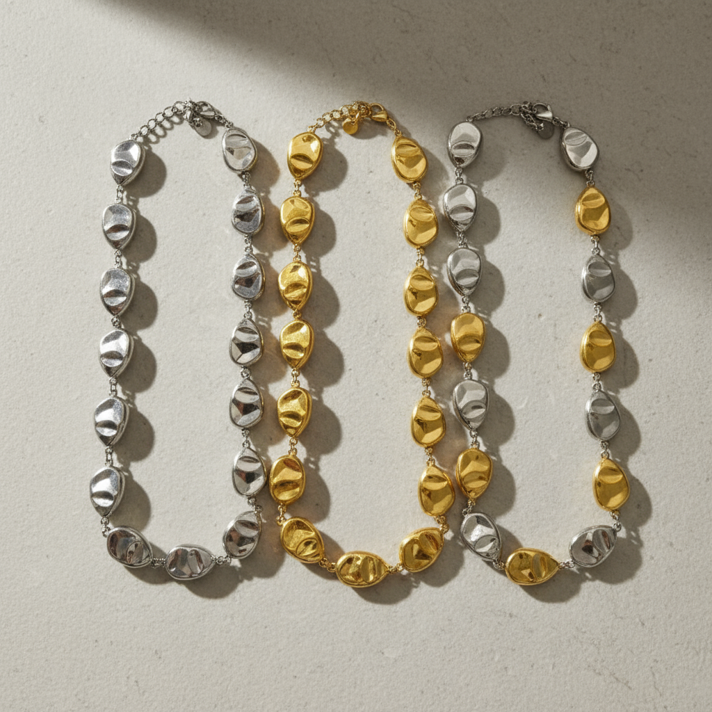 Ατσάλινο κολιέ με ανάγλυφες χάντρες σε χρυσό, ασημί & δίχρωμο. Άμεση αποστολή για επαγγελματίες So Cute by Dimi Wholesale ⚡