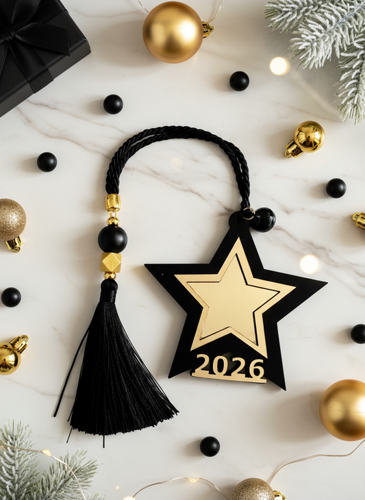 Χονδρικό γούρι αστέρι 2026 σε μαύρο–χρυσό plexiglass με φούντα – Συλλογή Symbolic Luxe – So Cute by Dimi