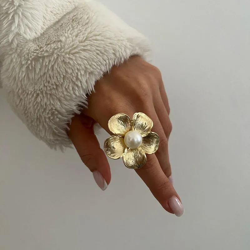 Casual Retro Exaggerated Flower Alloy Inlay Pearl Women's Rings