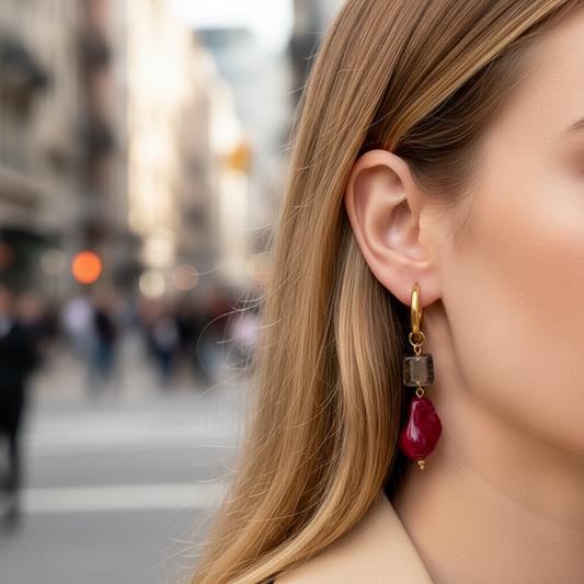 Aurora Gem Earrings – Σκουλαρίκια με κόκκινη και καπνίζουσα πέτρα σε χρυσούς κρίκους – So Cute by Dimi